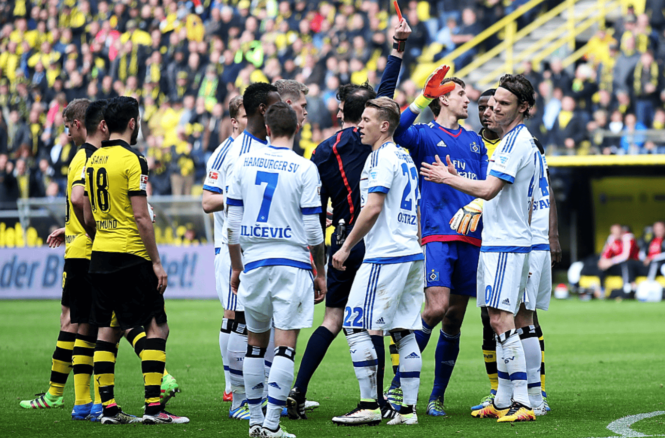 重要足球比赛中取得重要胜利的球队是